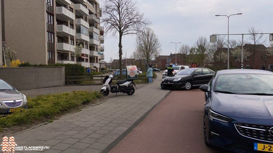 Bezorgscooter geschept door auto