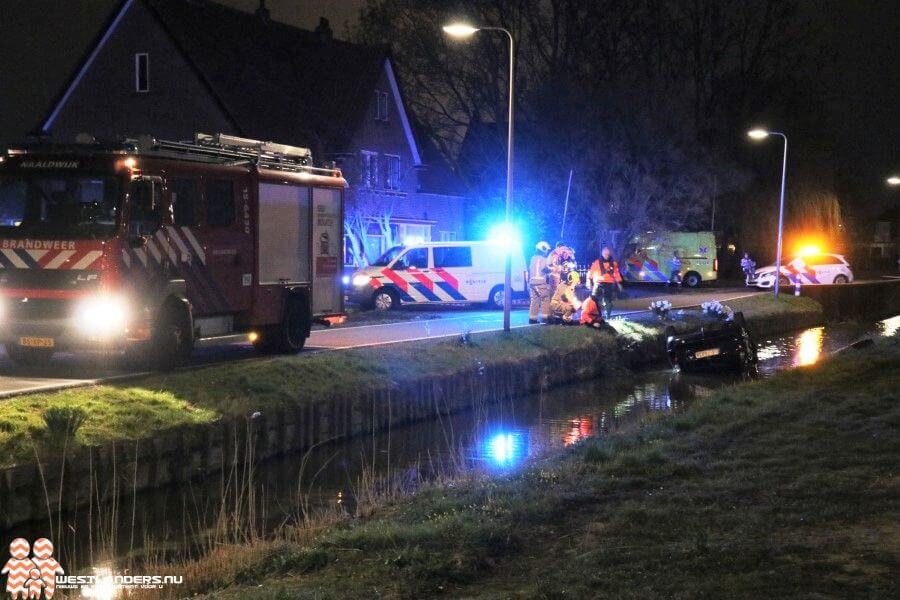 Auto te water aan de Vlietweg