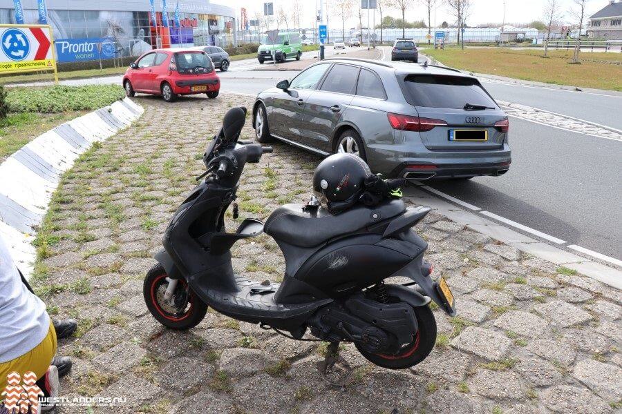 Scooterrijder licht gewond na ongeluk bij rotonde N213