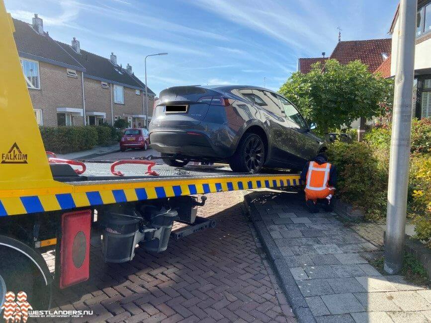 Tesla in de voortuin na ongeluk