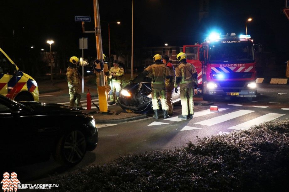 Automobilist knalt tegen lichtmast Verspycklaan