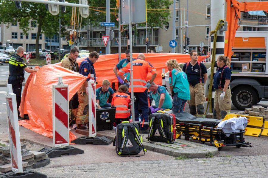 Man bekneld tussen verkeerslicht en hoogwerker