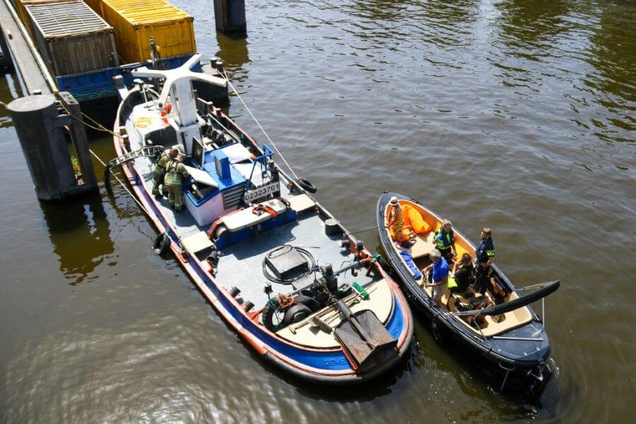 Stuurhut te water na botsing met Beukelsbrug