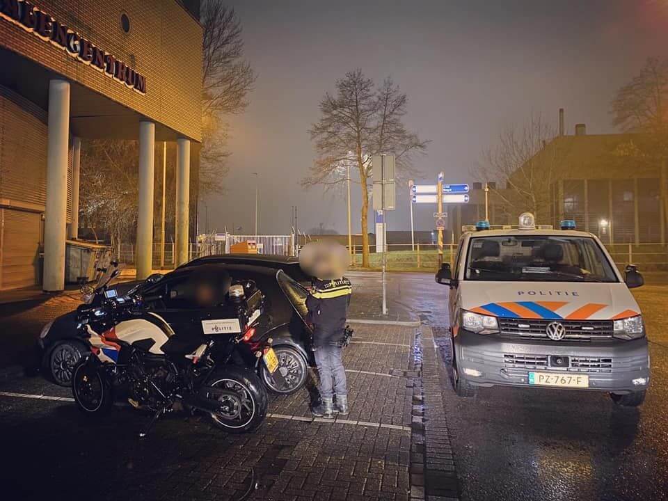 Automobiliste met ballon aan de mond op A20