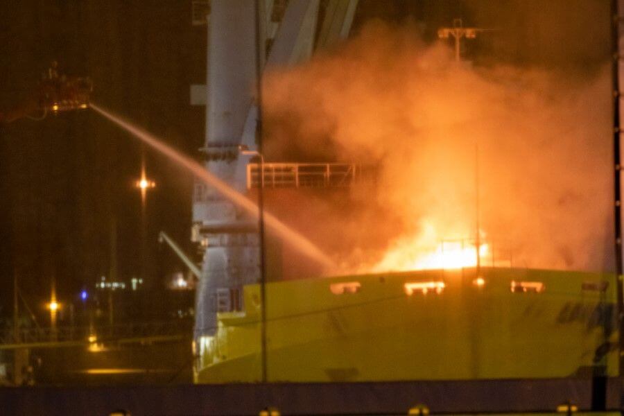 GRIP 1 brand op schip in dok