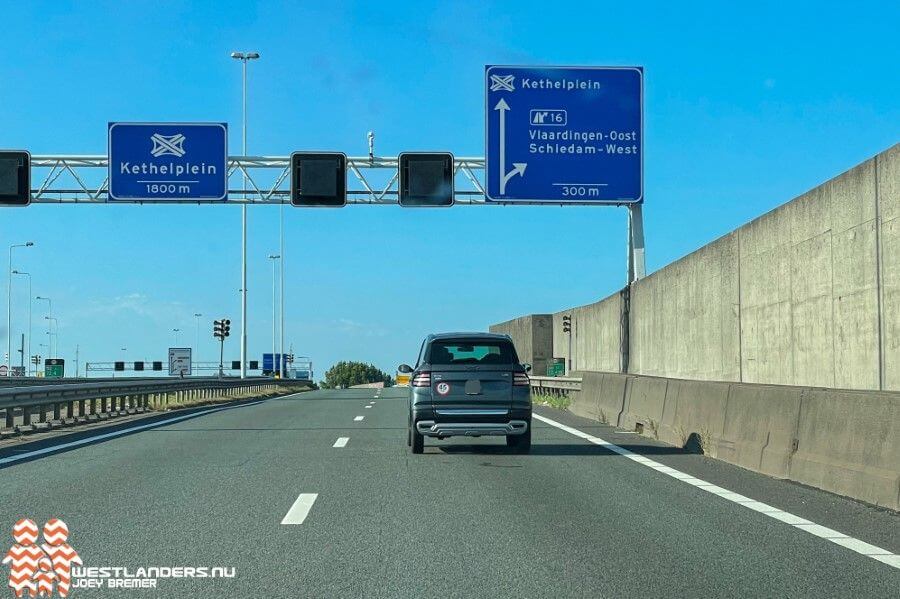 Bejaarde met brommobiel door de Beneluxtunnel