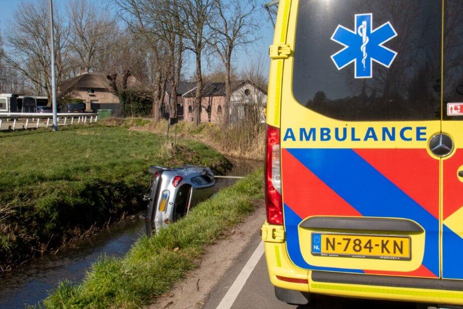 Automobiliste met auto te water