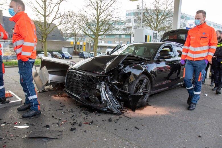 Automobilist ramt busje in tankstation