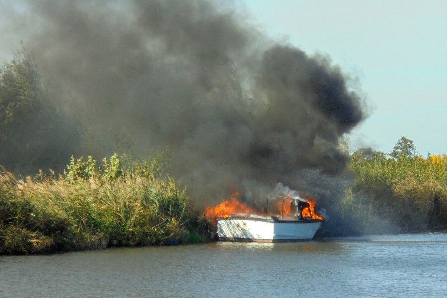 Scheepvaartbrand aan de Vlaardingsekade