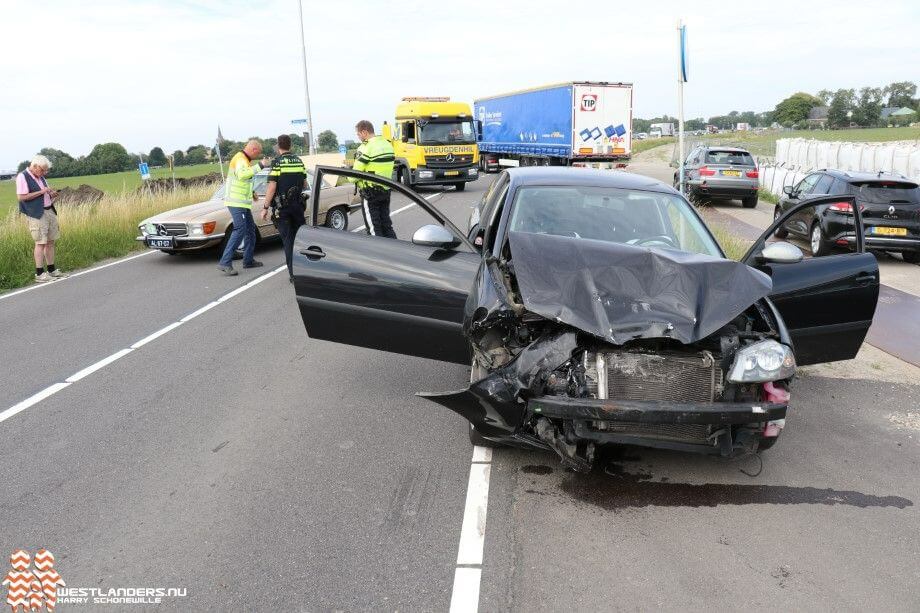 Ongeluk met 3 voertuigen op de Woudseweg