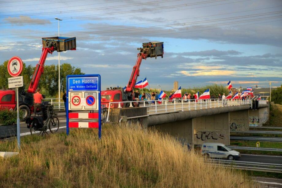 Politie grijpt in nadat demonstranten opnieuw brug bezetten