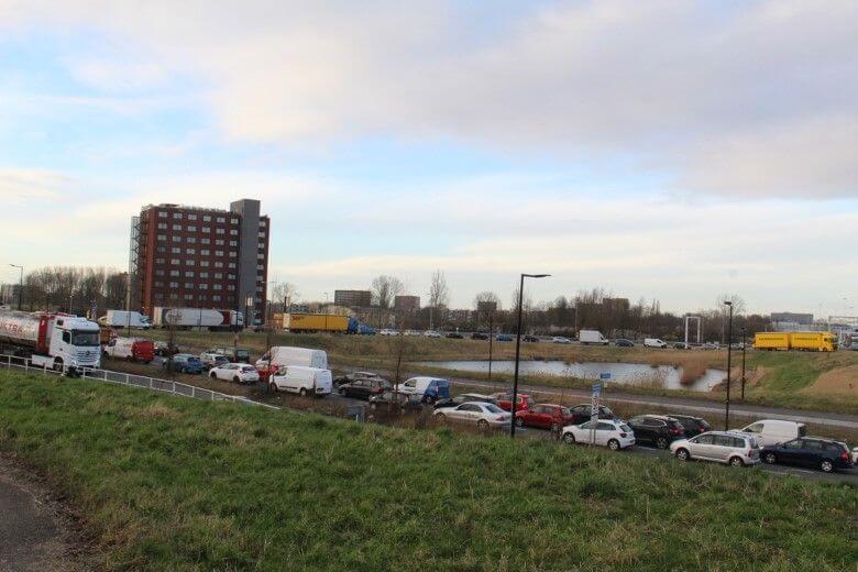 Verkeerschaos bij Vijfsluizen na ongeluk Beneluxtunnel