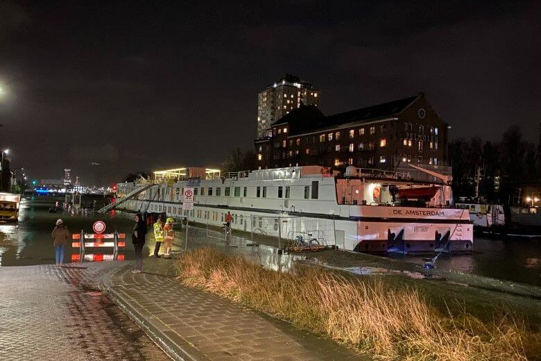 Vluchtelingenboot zonder stroom door uitgevallen aggregaat