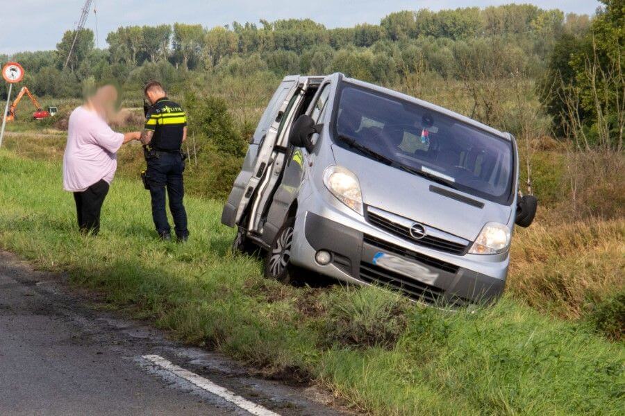 Busje glijdt bijna van de dijk af