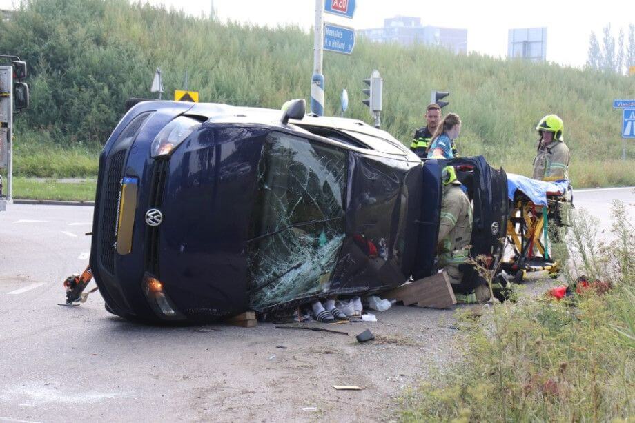 Auto gekanteld na ongeluk bij afrit A20