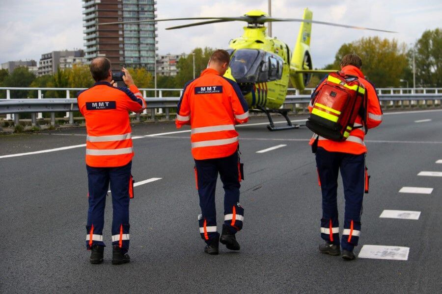 Traumahelikopter landt bij A20 na ongeval