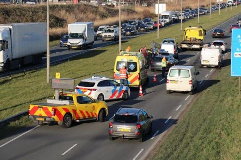 File op N211 na kop-staart ongeval