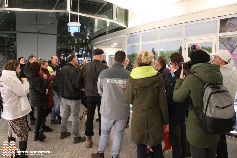 Demonstranten van Convoy Nederland  bij provinciehuis