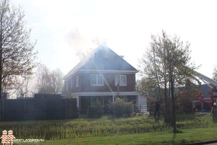 Middelbrand in dak Mosastraat