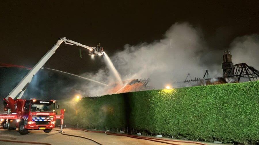 Grote brand bij boerderij Rokkeveenseweg