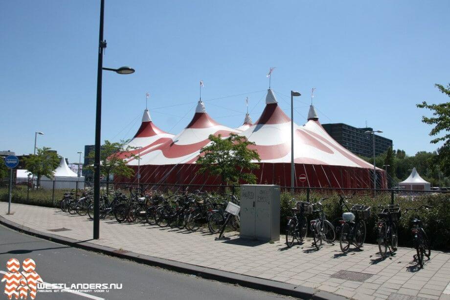 Circustent op parkeerterrein ziekenhuis