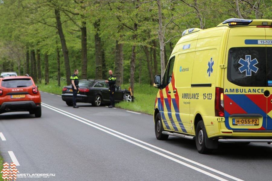 Automobilist botst tegen boom op Madesteinweg