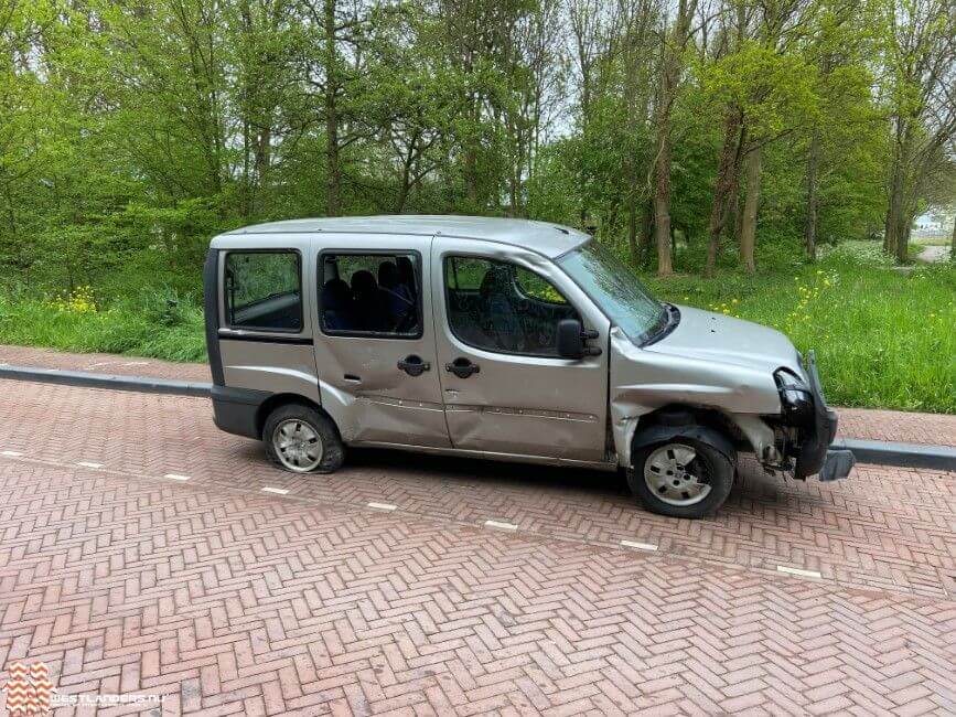 Fiat Doblo gehavend langs de Madepolderweg