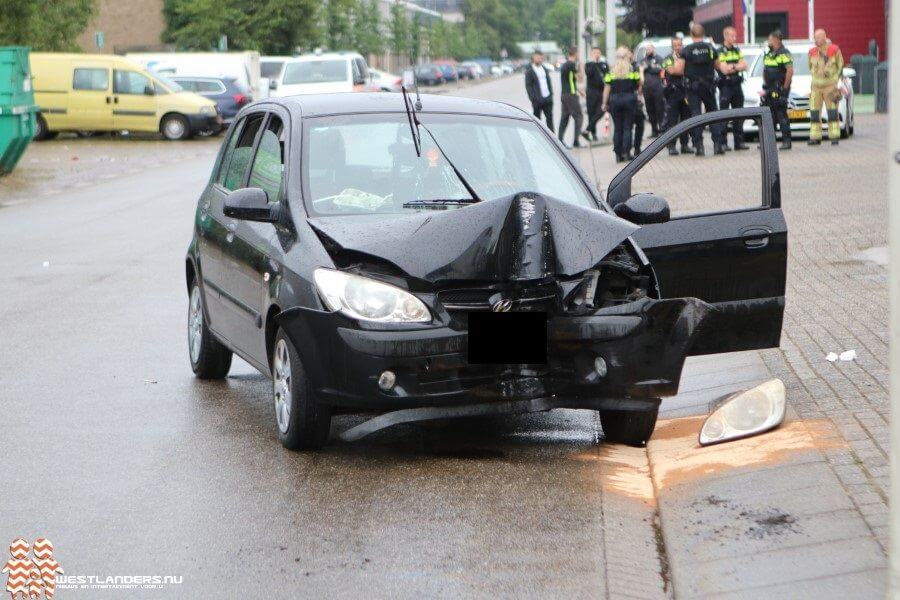 Auto klapt tegen lantaarnpaal op de Zinkwerf