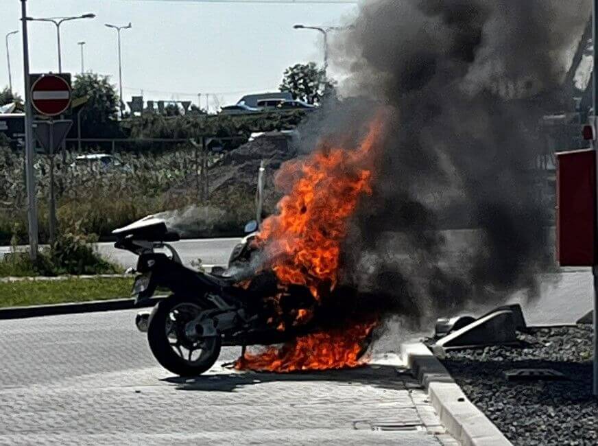 Motor vliegt spontaan in brand