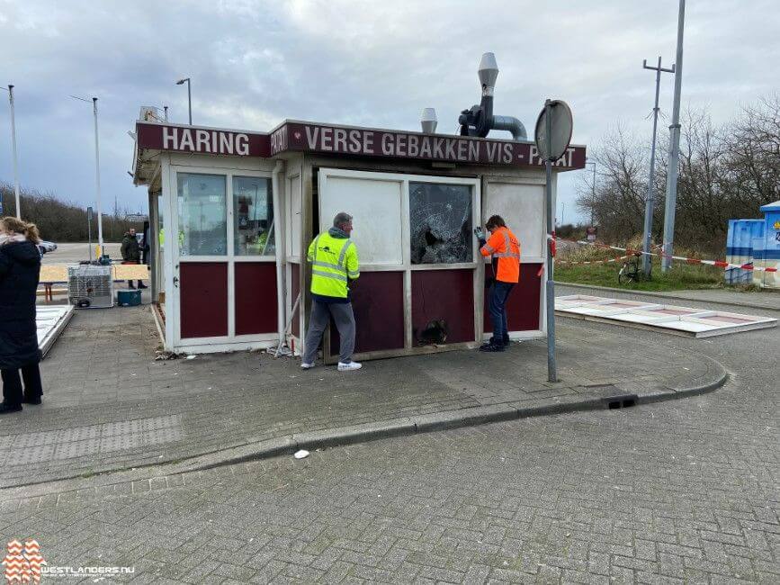 Veel schade door vuurwerkbom bij Hoekse Vishandel