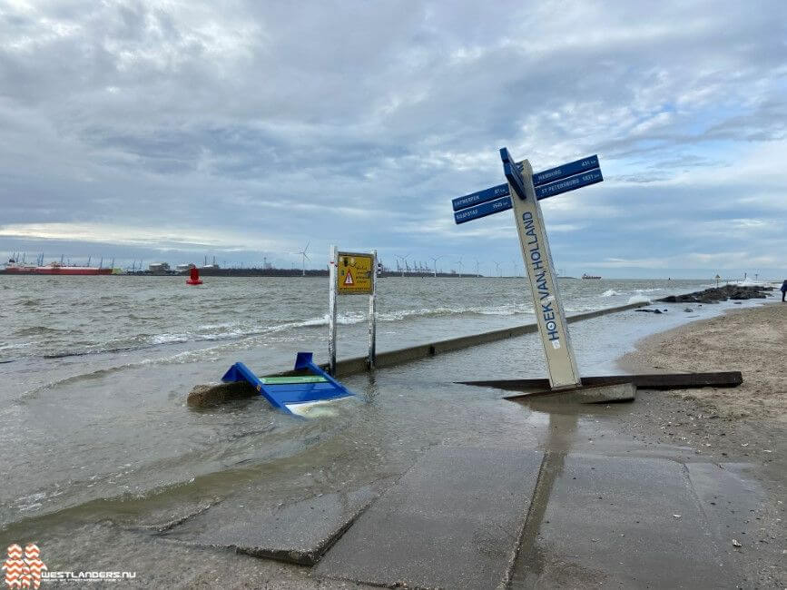 Hoog water bij de pier in Hoek van Holland