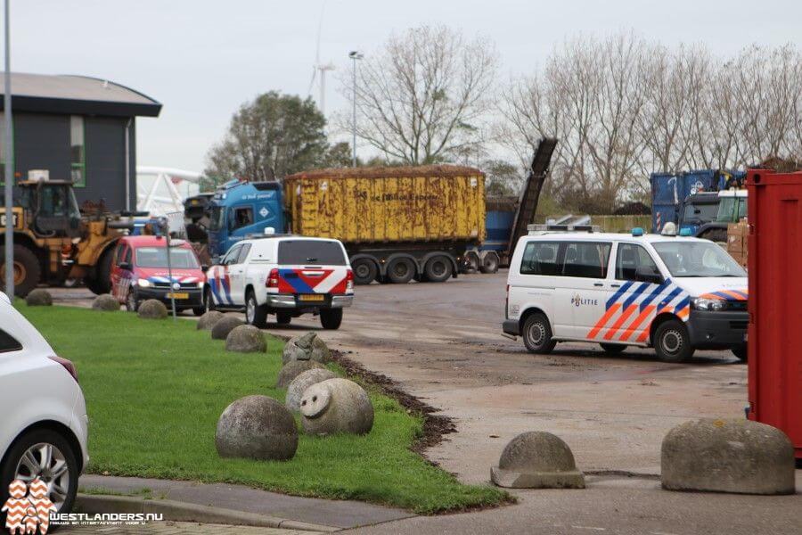 Vrachtwagen valt om tijdens het kiepen