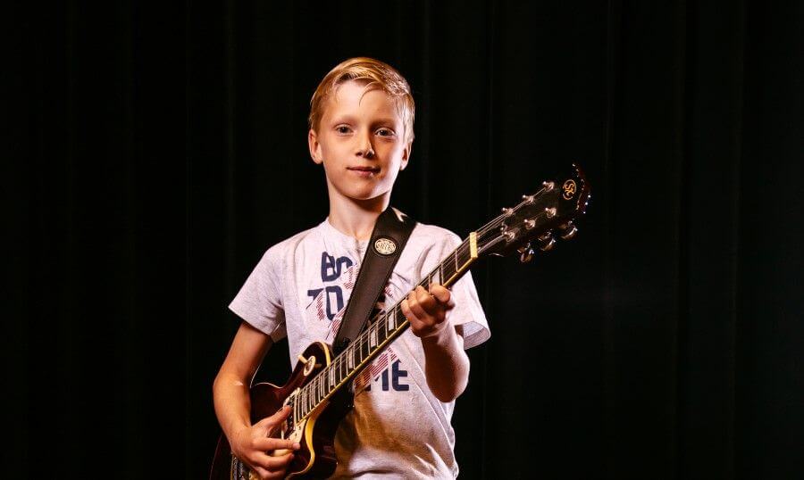 Muziekinstrumenten uitproberen op de muziekschool