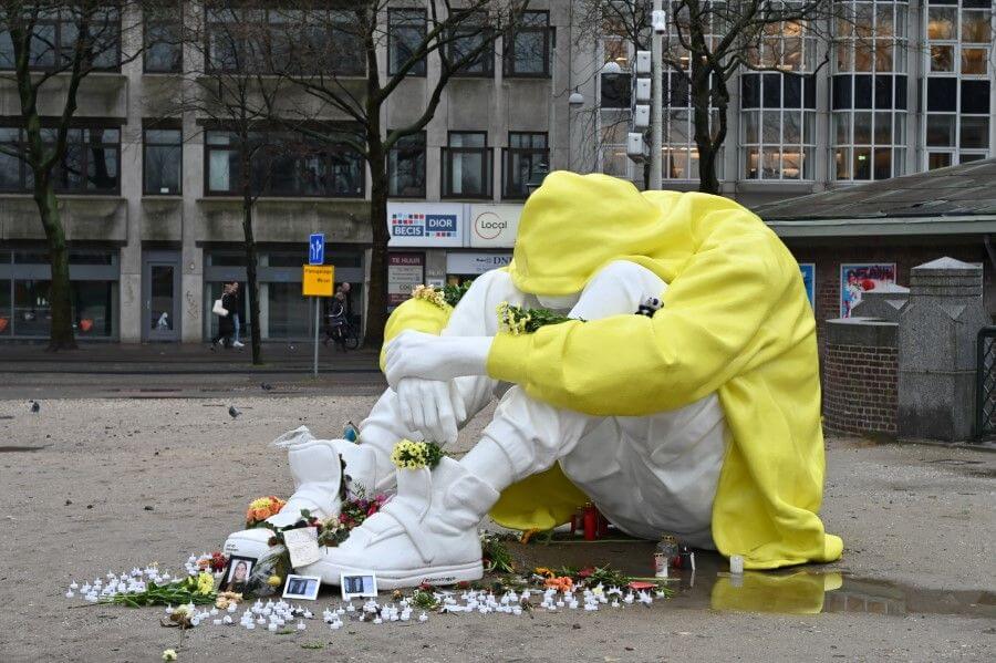 Bloemen neergelegd bij kunstwerk stille strijd