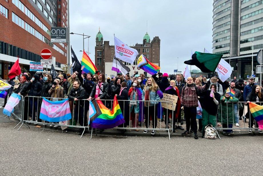 Voorleesmiddag drag queen voor kinderen verstoord door demonstraties