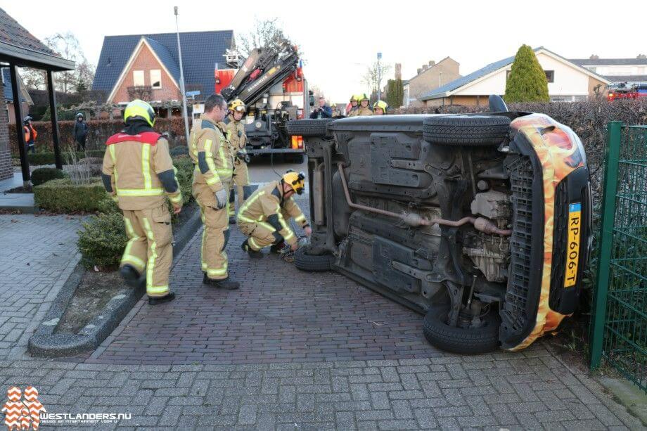 Auto op zijn zijkant na ongeluk bij Tuindersweg