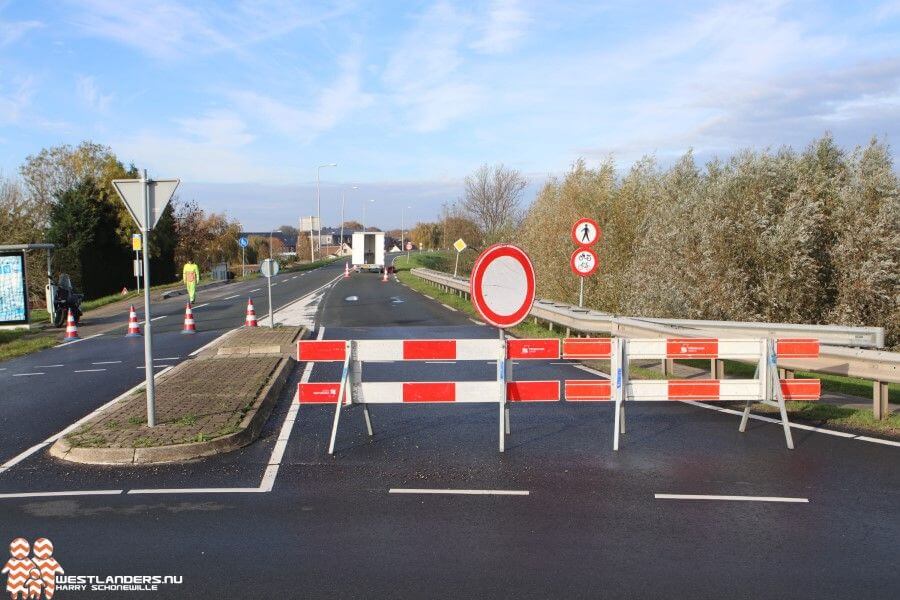 Maasdijk verzakt en afgezet door overvloedige regenval