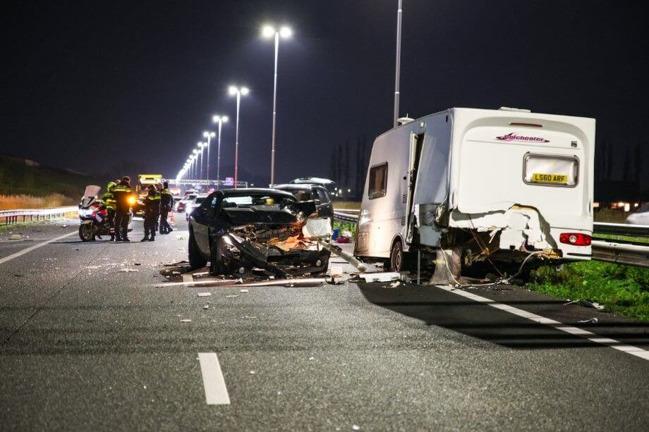 Ravage op A20 na ongeluk met losgeschoten caravan