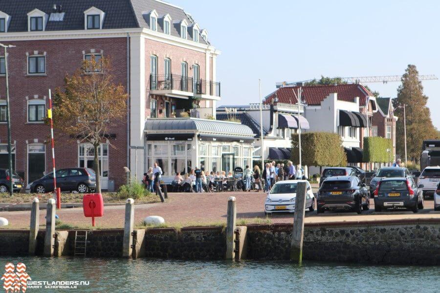 Hoog water in de nachtelijke uren in Maassluis