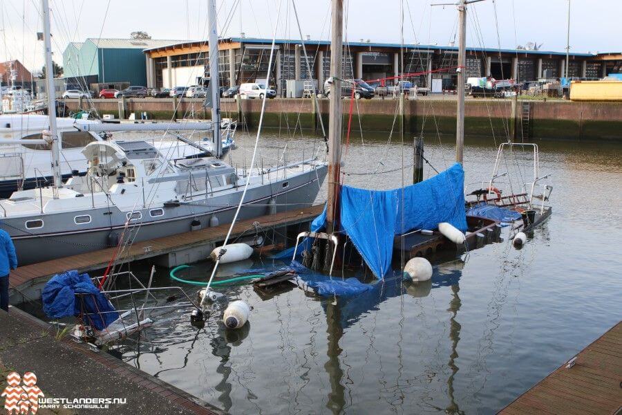 Plezierjacht op de bodem in haven Maassluis