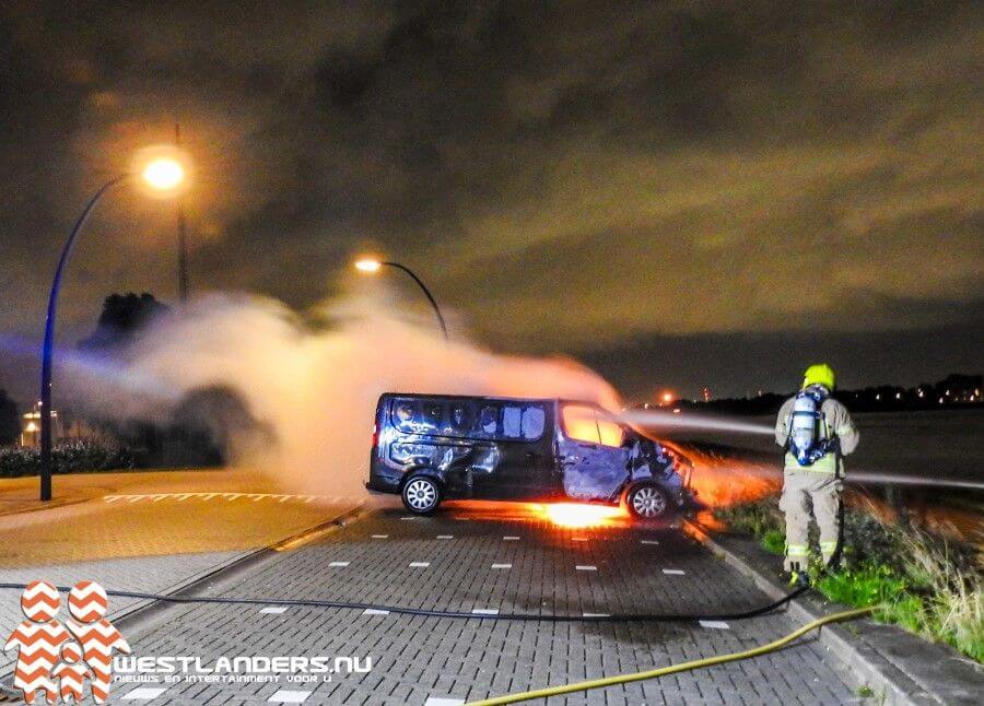 Bestelbus uitgebrand na brandstichting