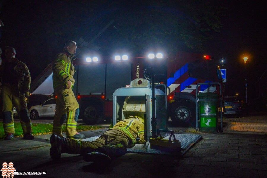 Brandweer haalt kitten uit ondergrondse container