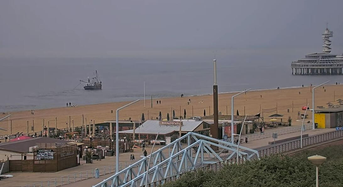 Vissersboot vast voor Scheveningse kust