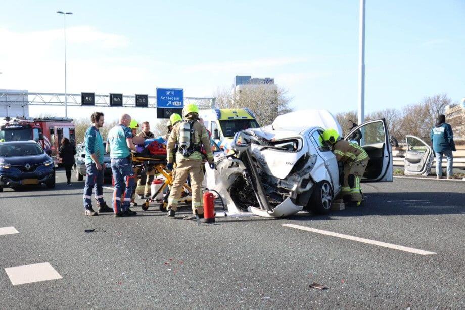 Ravage na ongeval met meerdere voertuigen op A20