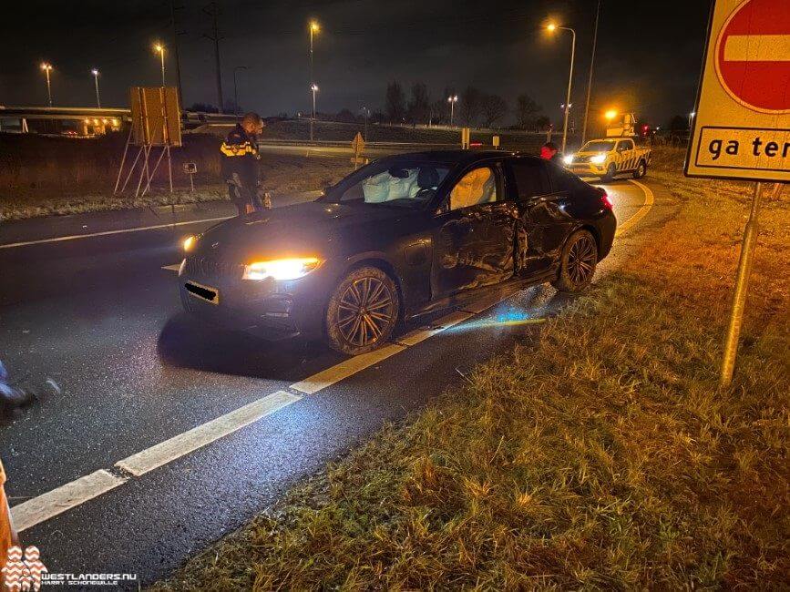 Automobilist vliegt uit de bocht bij afrit A4