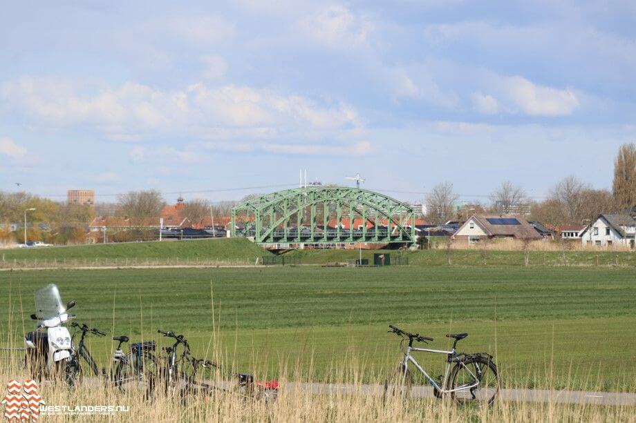 Bewoners Vlaardingse Vaart zijn overlast door Westlandse feestboten zat