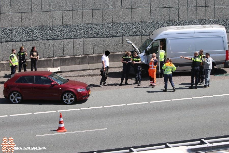 Busje klapt tegen auto op de A4