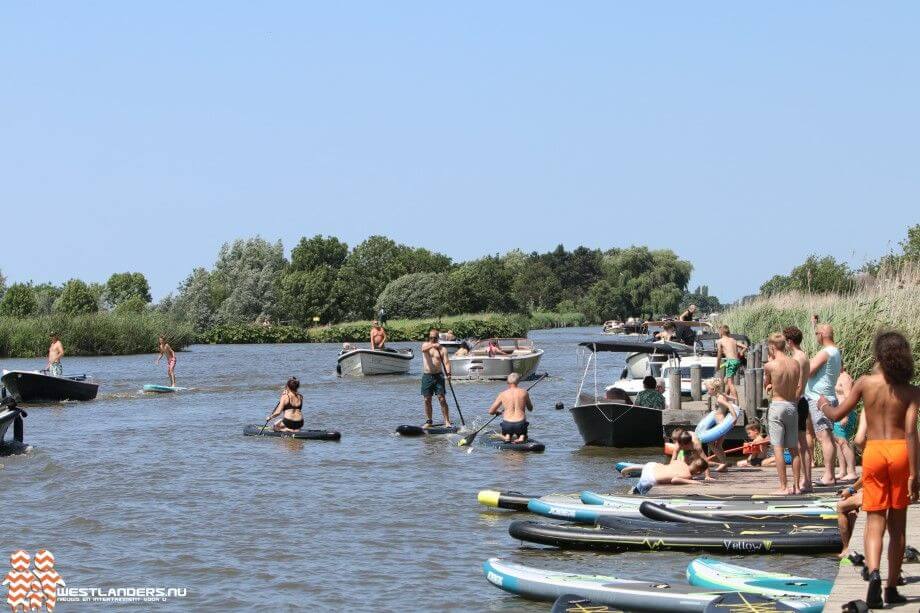 Vermaak bij het water tijdens tropische zondag