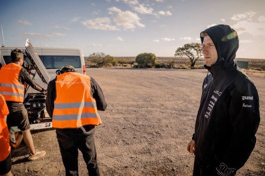 Kans op wereldtitel zonneracen verkeken door lekke band