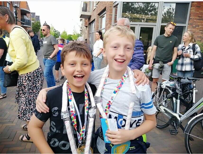 Colin Vellekoop met #Vteam jongste lopers Nijmeegse Vierdaagse